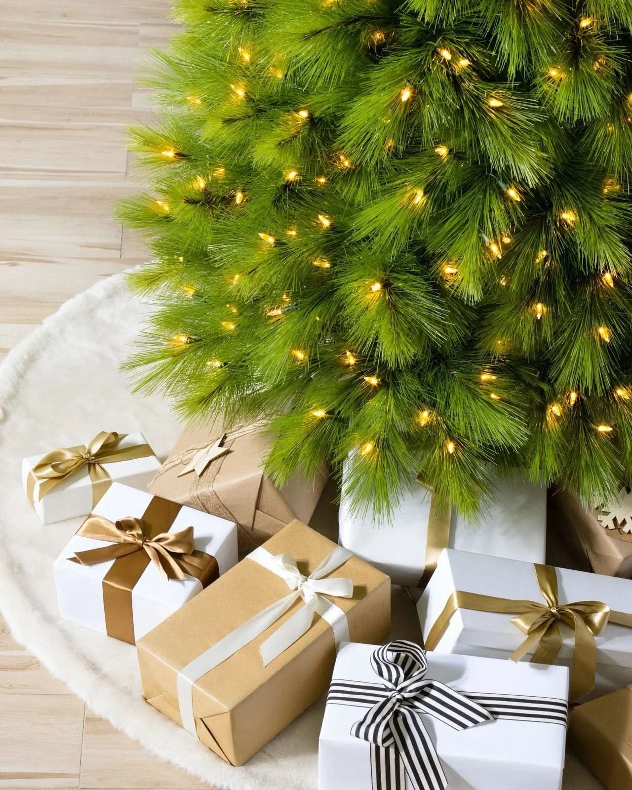 Árvore de Natal Monterey Pine Slim com Galhos Articulados, Suporte Metálico e Micro LEDs Embutidos